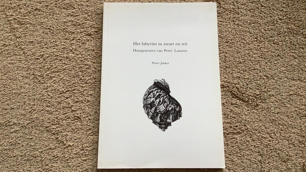Het labyrint in zwart en wit. Houtgravures van Peter Lazarov, Ophalen of Verzenden, Zo goed als nieuw, Grafische vormgeving