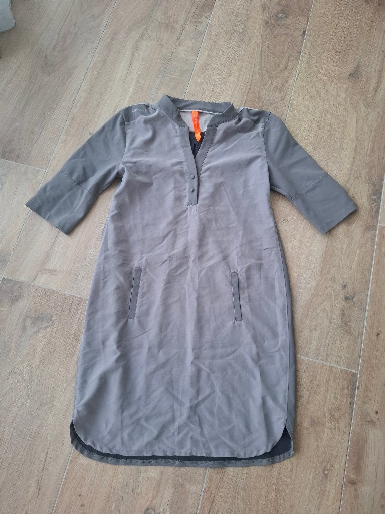 ZIP73 - jurk travelstof grijs - maat M, Kleding | Dames, Maat 38/40 (M), Ophalen of Verzenden, Zo goed als nieuw, Knielengte