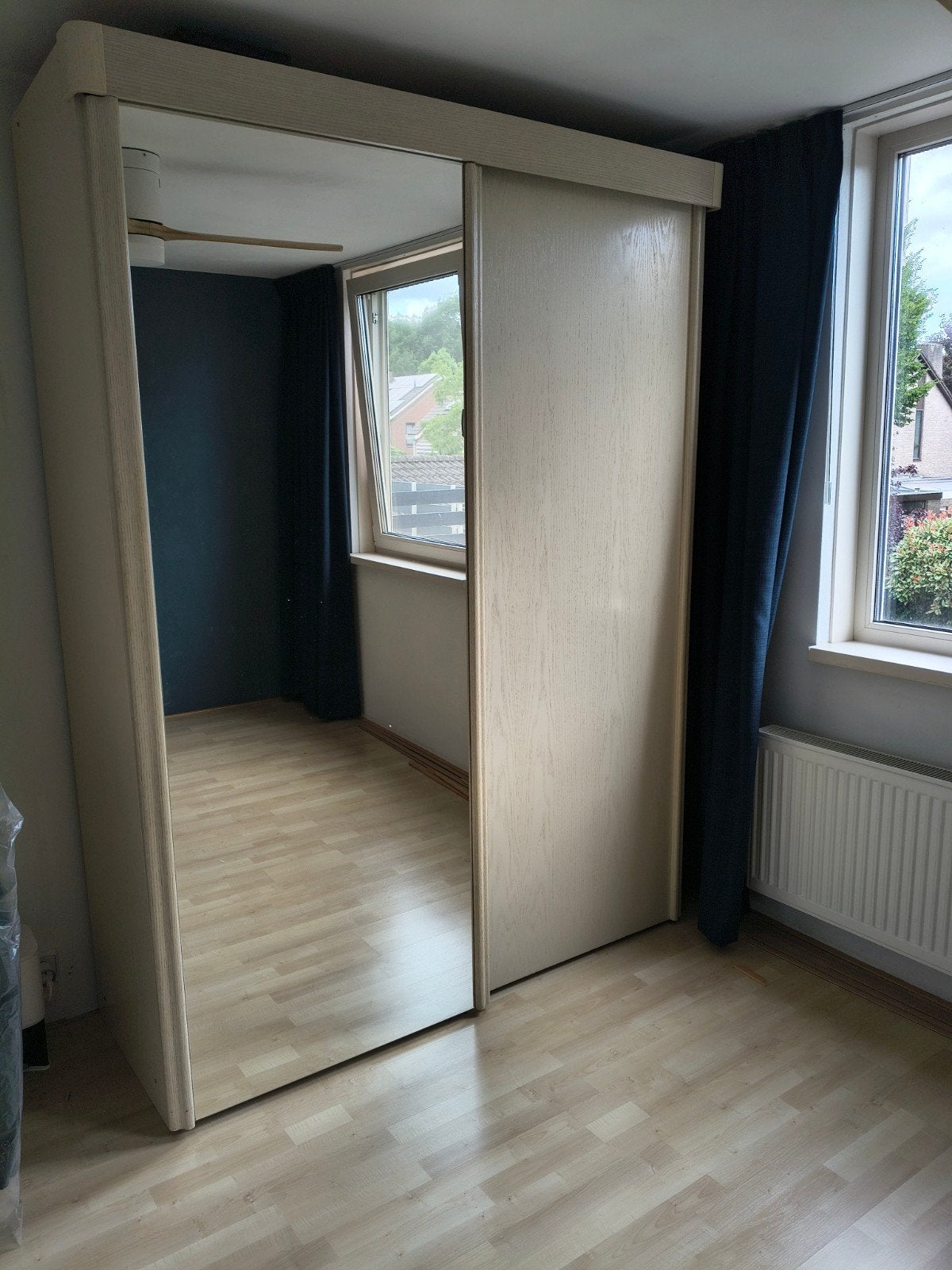 Twee deurs schuifkast met spiegeldeur en flexibele indeling, Ophalen