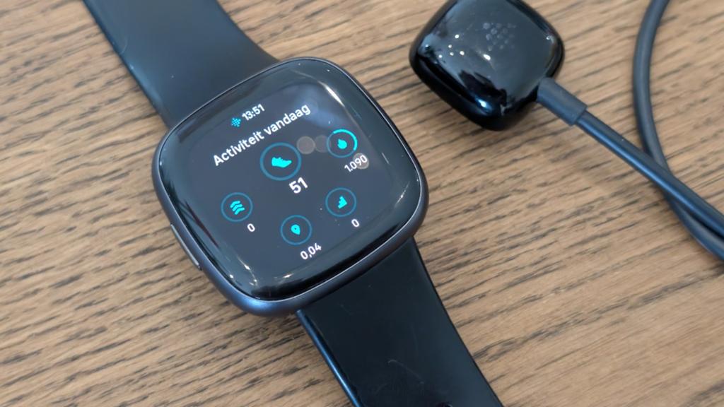 Fitbit Versa 4, Gebruikt, Zwart, Ophalen of Verzenden, Waterdicht