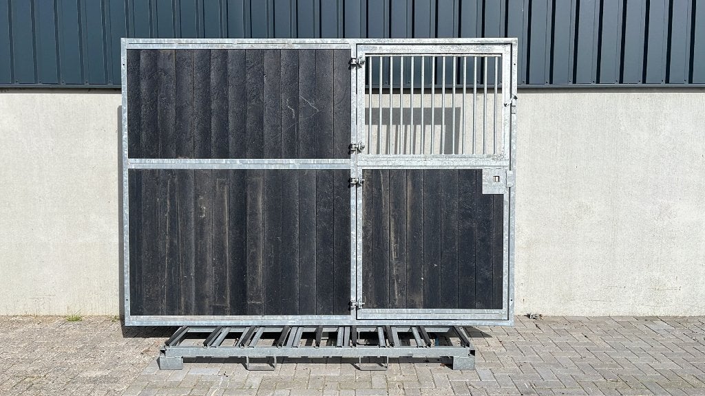 Buitenstal voorwand met draaideur | 3000 x 2230 mm, Weidegang