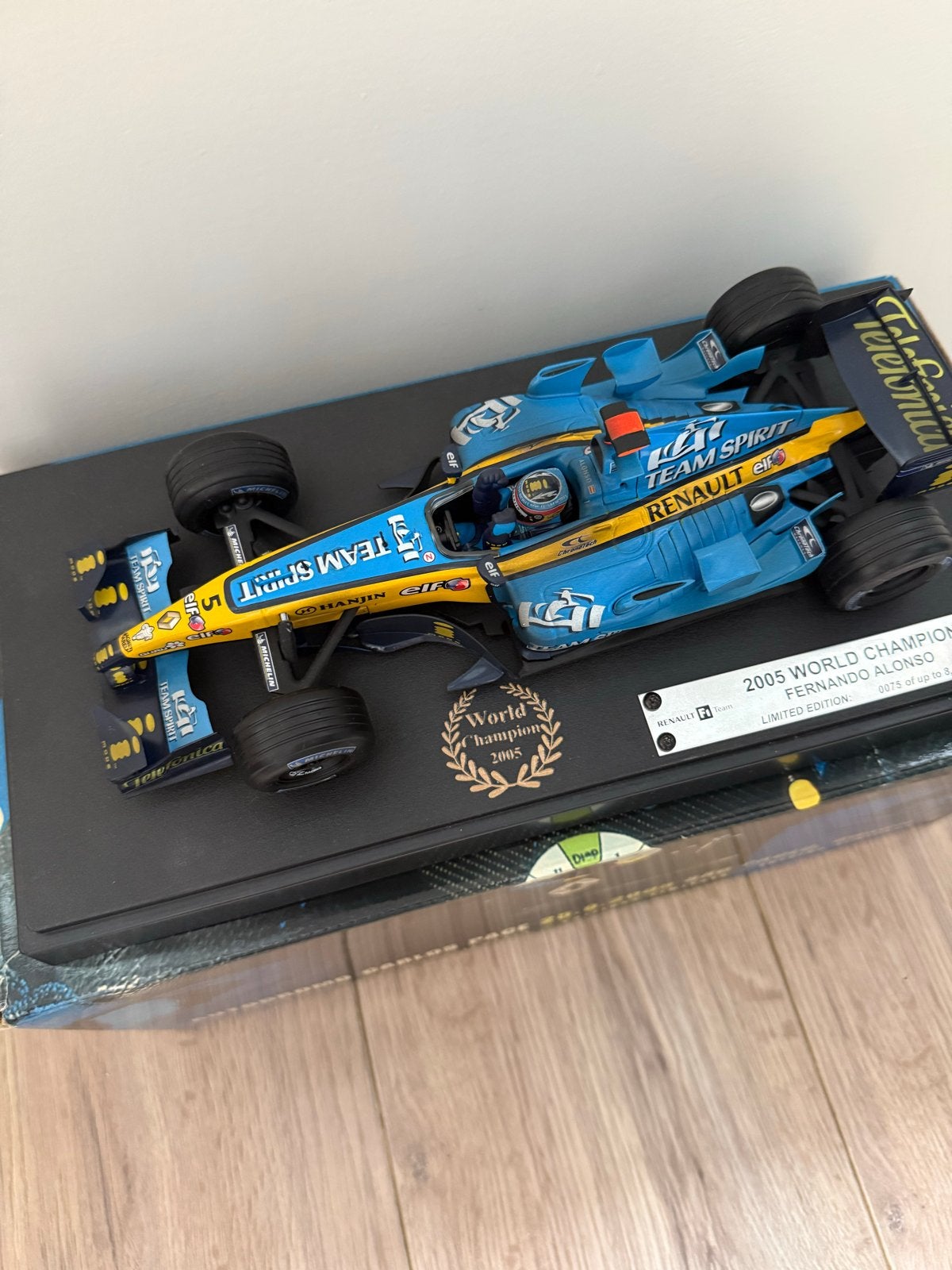 Hotwheels Alonso wereldkampioen 2005 1:18, Ophalen of Verzenden, Zo goed als nieuw, Auto, Hot Wheels