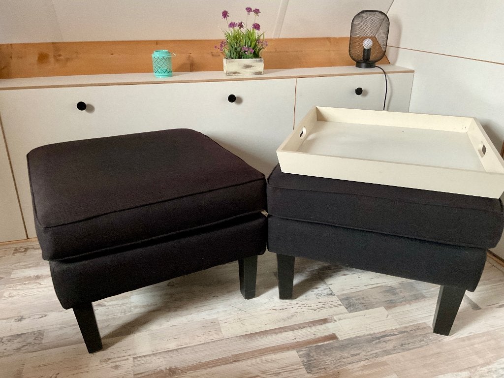 2 stuks poef/hocker/voetenbank antraciet met gratis dienblad, Ophalen, Zo goed als nieuw, Modern/landelijk/engels, 50 tot 75 cm