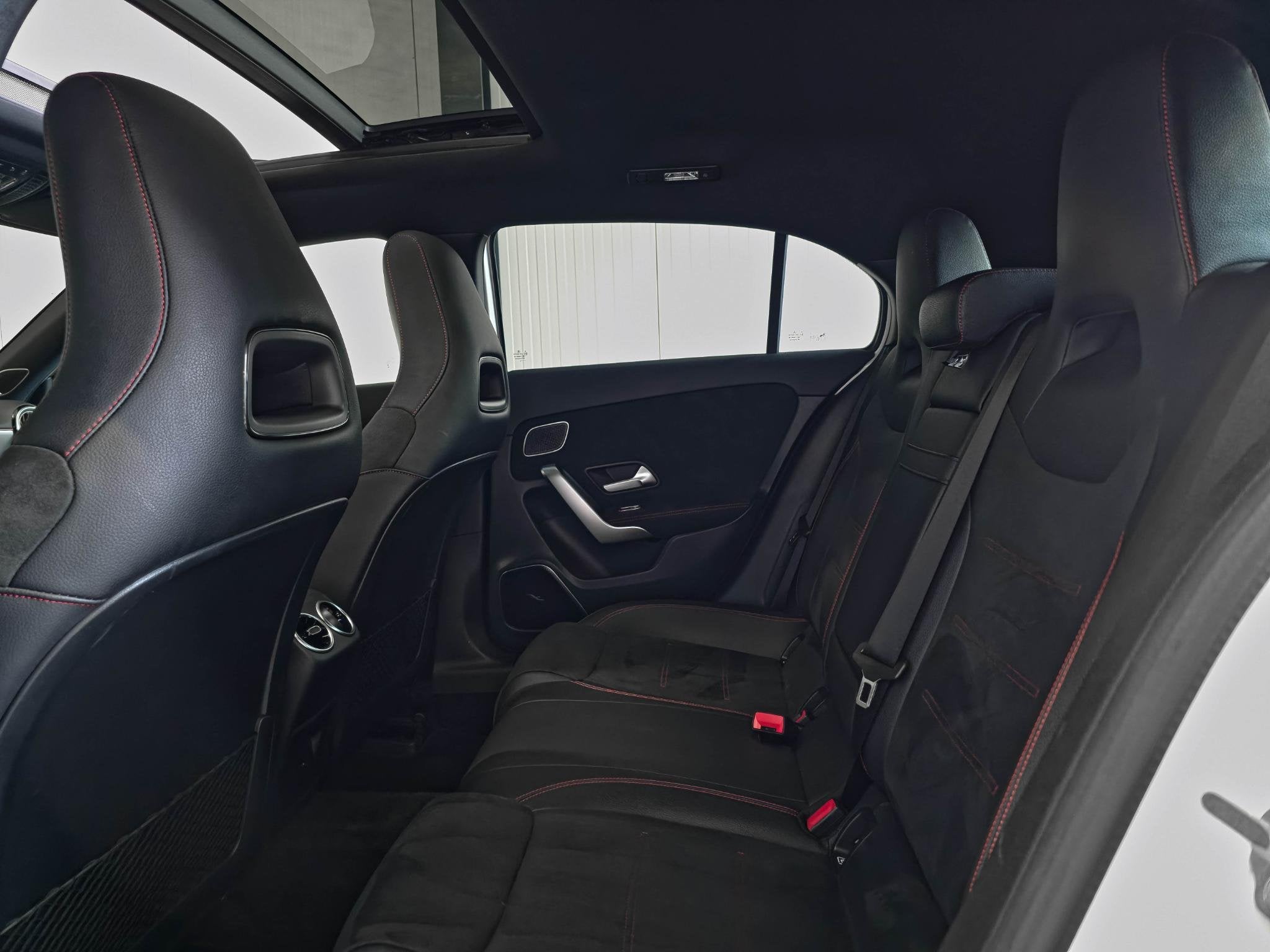 Foto 24 van Mercedes-Benz A-klasse 180 AMG | Burmester | Panoramadak | M