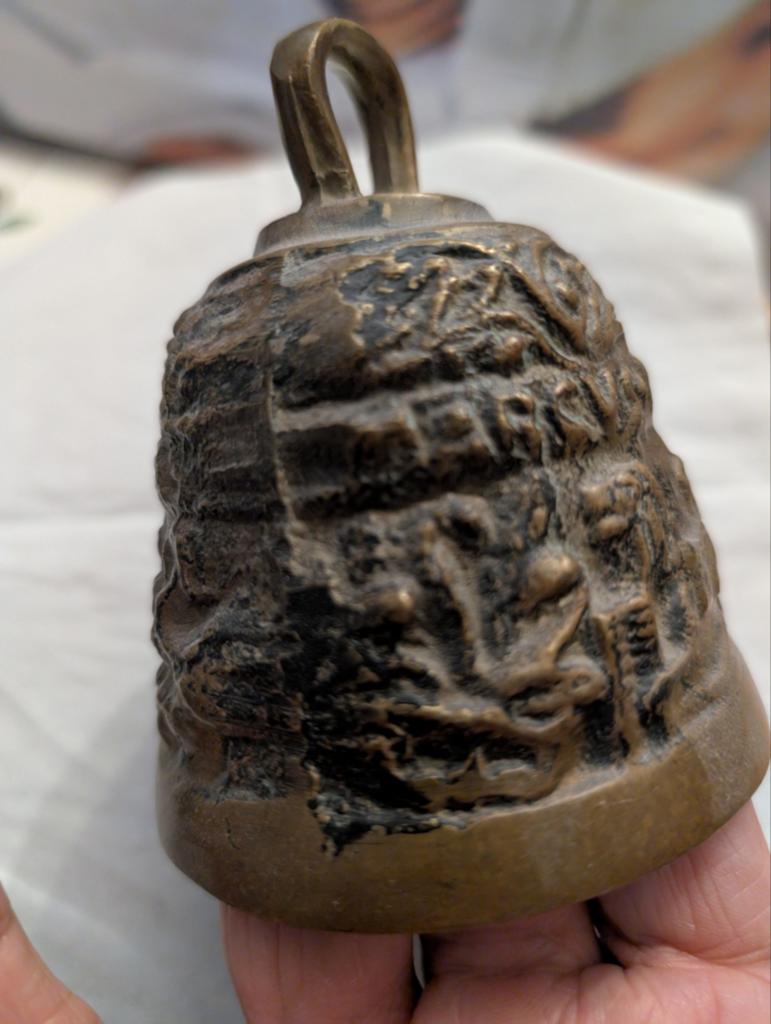 Antieke Koperen Bel met Gedetailleerde Reliëfs - 8x8 cm, Antiek en Kunst, Antiek | Koper en Brons, Ophalen of Verzenden, Koper