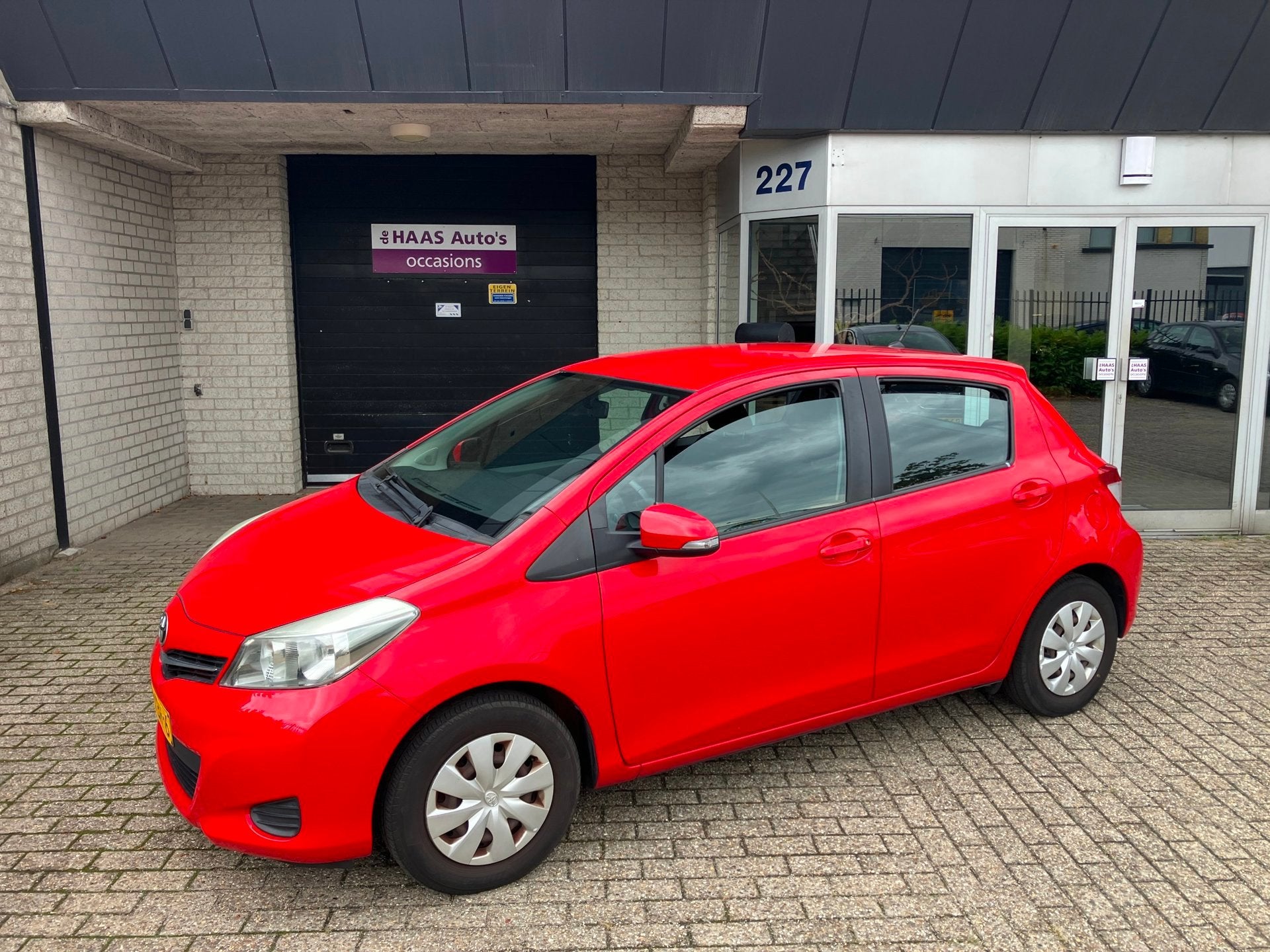 Toyota Yaris 1.0 VVT-i Aspiration / NWE MODELJAAR / GARANTIE, Stof, Origineel Nederlands, Bedrijf, Handgeschakeld