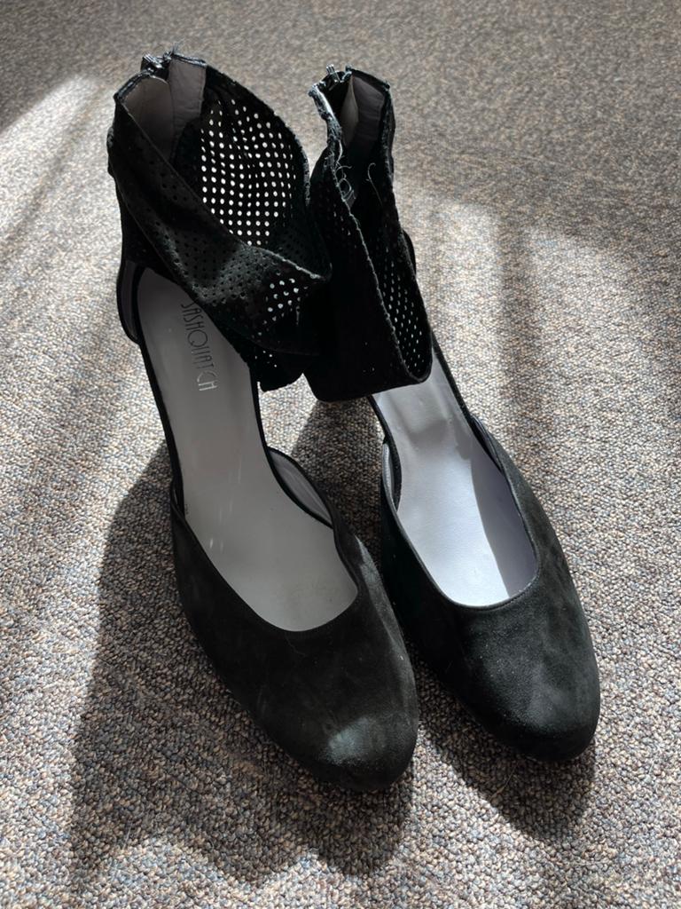 Zwarte suède pumps met open enkelband, Pumps, Verzenden, Zwart, Gedragen