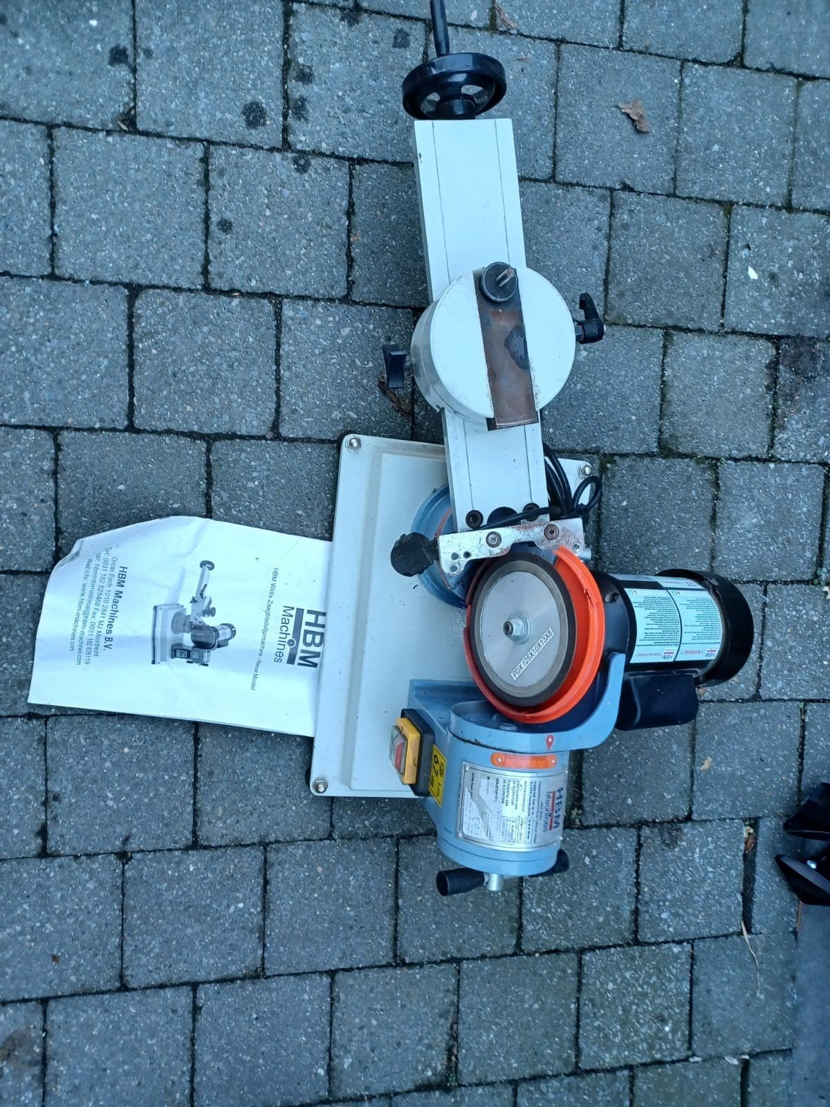 HBM Widia Zaagbladslijpmachine - Nieuw Model, Verzenden, Zo goed als nieuw, Minder dan 700 watt, Werkbankslijpmachine