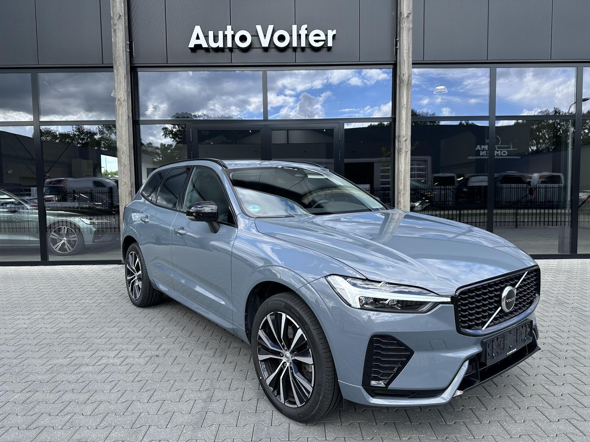 Volvo XC60 B4 Plus Dark ACC|Cam|leder|trekhaak, 1969 cc, Volvo Nederland B.V., Zilver of Grijs, Benzine