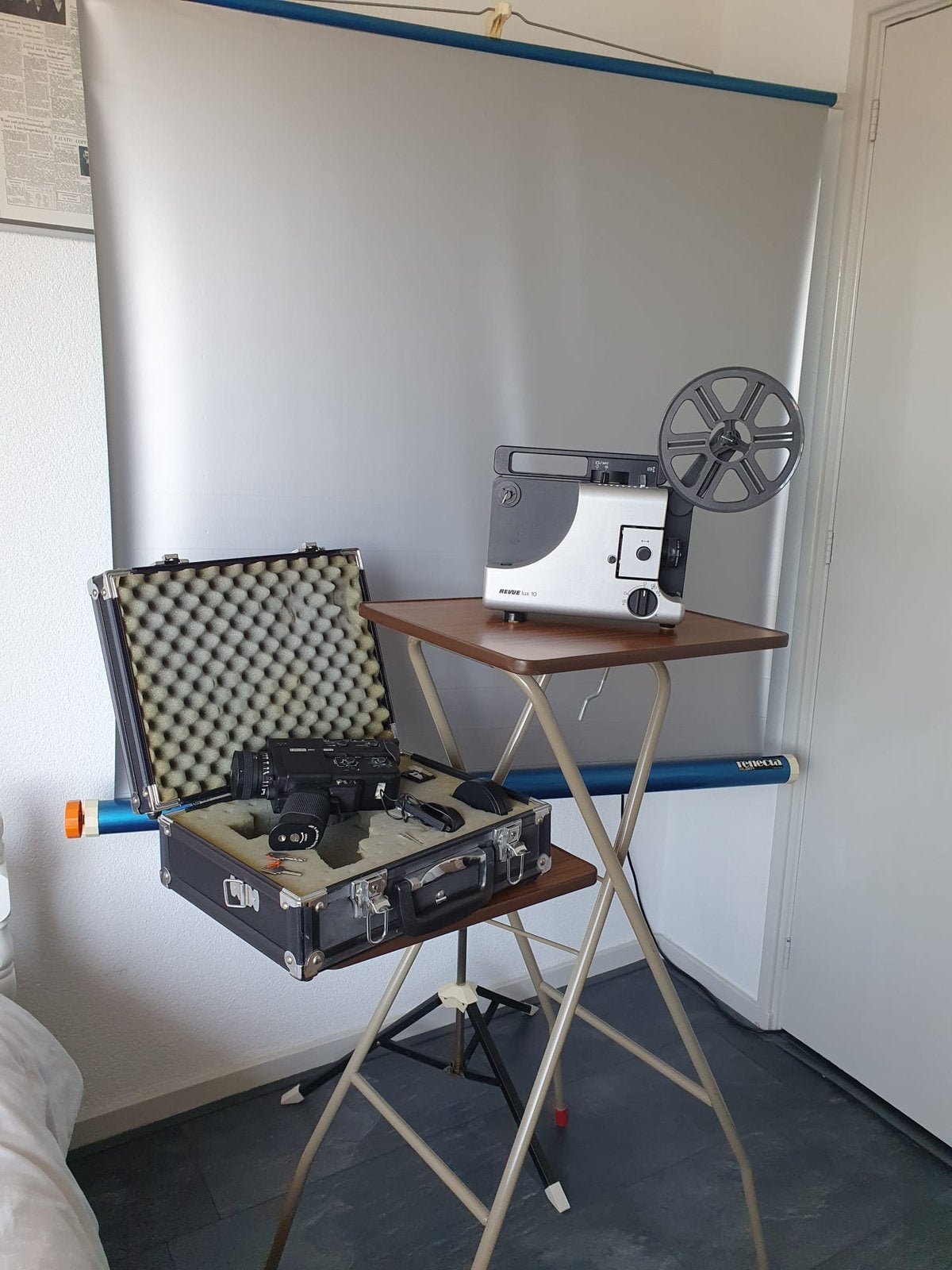 Revue Lux 10 diaprojector + camera + projectiescherm + tafel, Ophalen, Gebruikt, Met scherm
