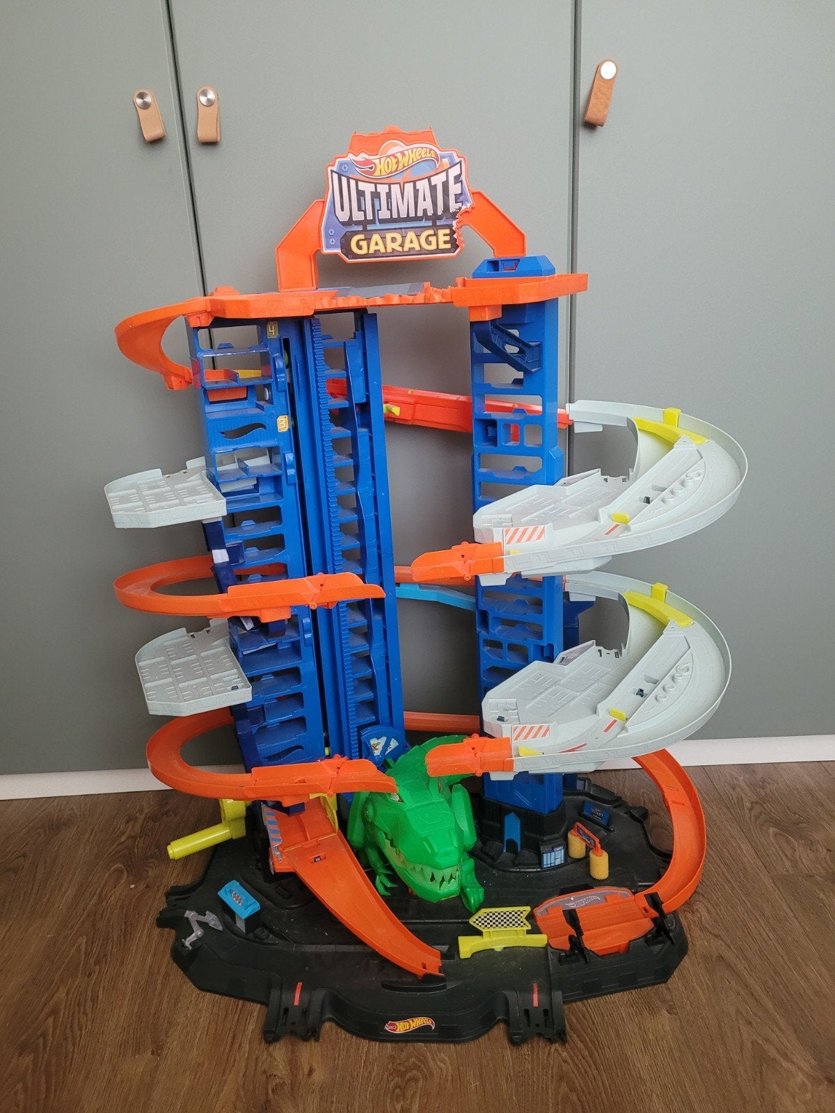 Hot Wheels Ultimate Garage Racebaan met Dinosaurus, Ophalen, Met looping, Racebaan, Gebruikt
