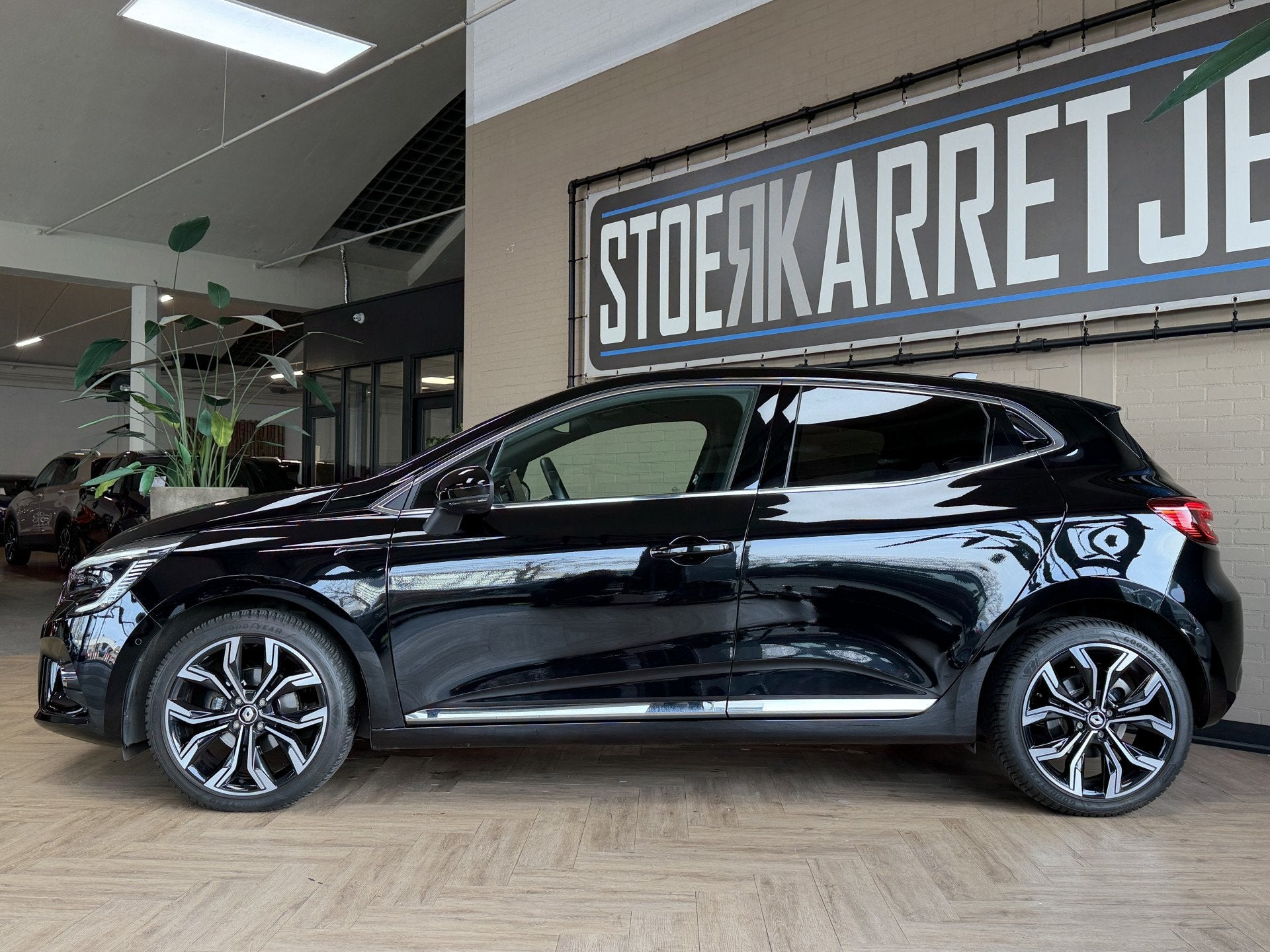 Renault Clio 1.0 TCe 92pk Aut | Intens | Groot Navi | Bose |, Auto's, Renault, Leder en Stof, Zwart, 14 km/l, Bedrijf
