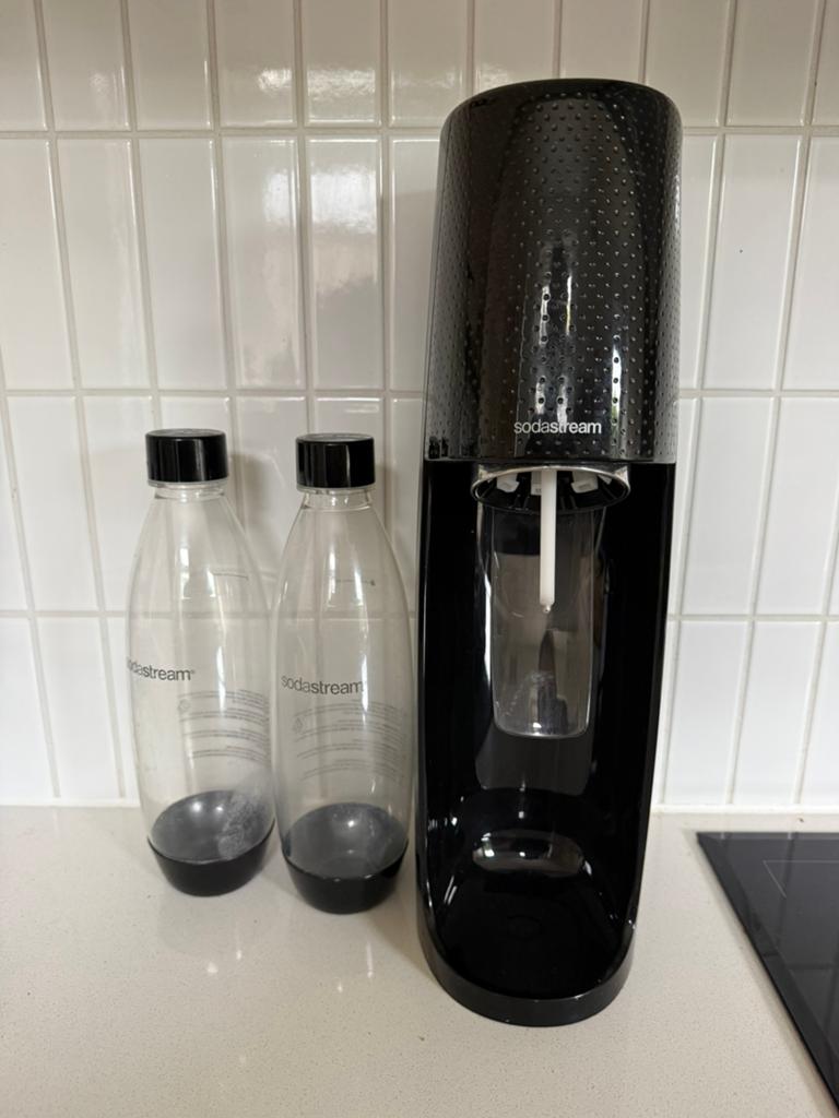 Sodastream met 2 flessen, Witgoed en Apparatuur, Bruiswatermachines, Ophalen of Verzenden, Zo goed als nieuw
