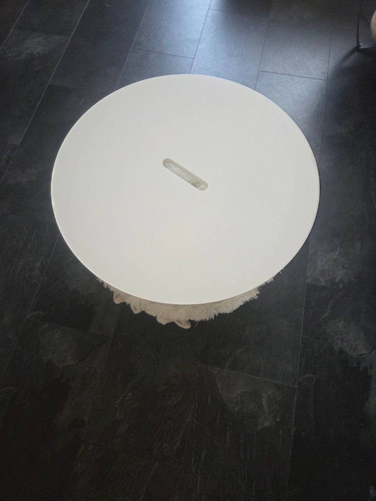 IKEA Salontafel met mandje - Wit, rond en praktisch, Huis en Inrichting, Tafels | Salontafels, Gebruikt, 50 tot 100 cm, Overige materialen