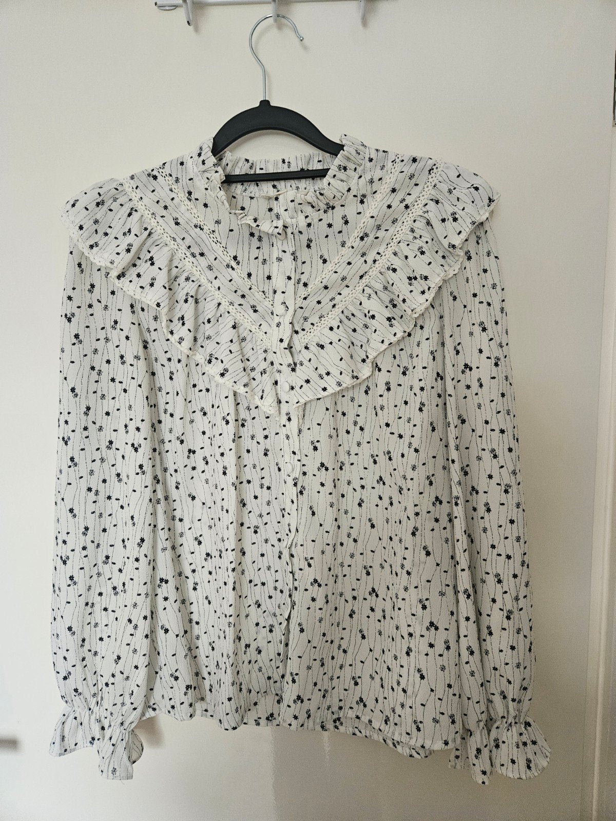 Witte blouse met bloemenprint en ruches, Kleding | Dames, Wit, Cerise Blue, Ophalen of Verzenden, Zo goed als nieuw