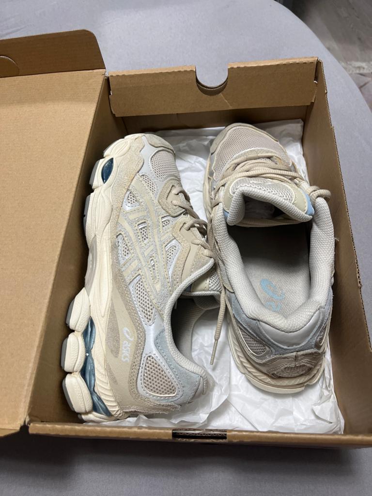ASICS GEL-NYC Cream/Oyster Grey - Zo goed als nieuw, Ophalen, Zo goed als nieuw, Beige, Sneakers of Gympen