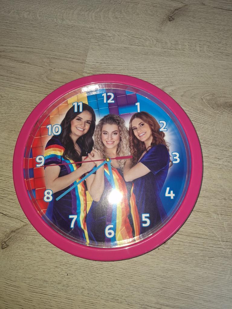 K3 Wandklok - Roze met K3-afbeelding, Ophalen of Verzenden, Gebruikt, Analoog, Wandklok