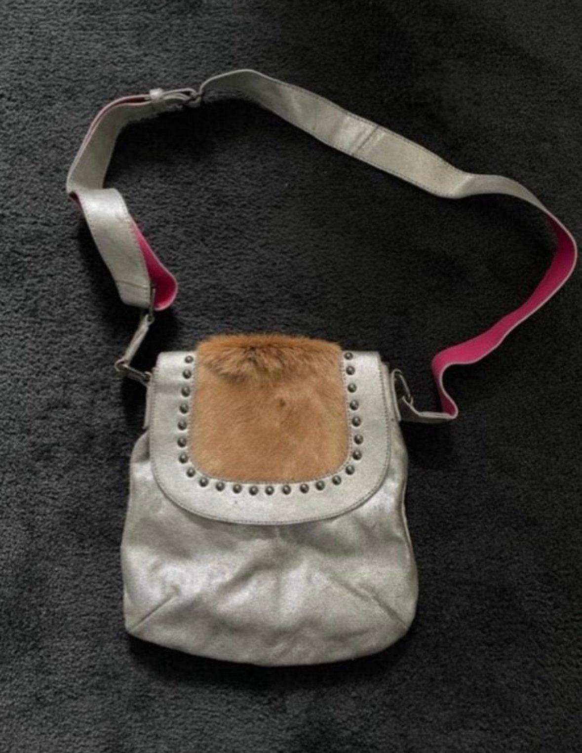 Zilveren leren tas met roze en koeienvacht van Gio Gini, Overige merken, Overige kleuren, Ophalen of Verzenden, Zo goed als nieuw