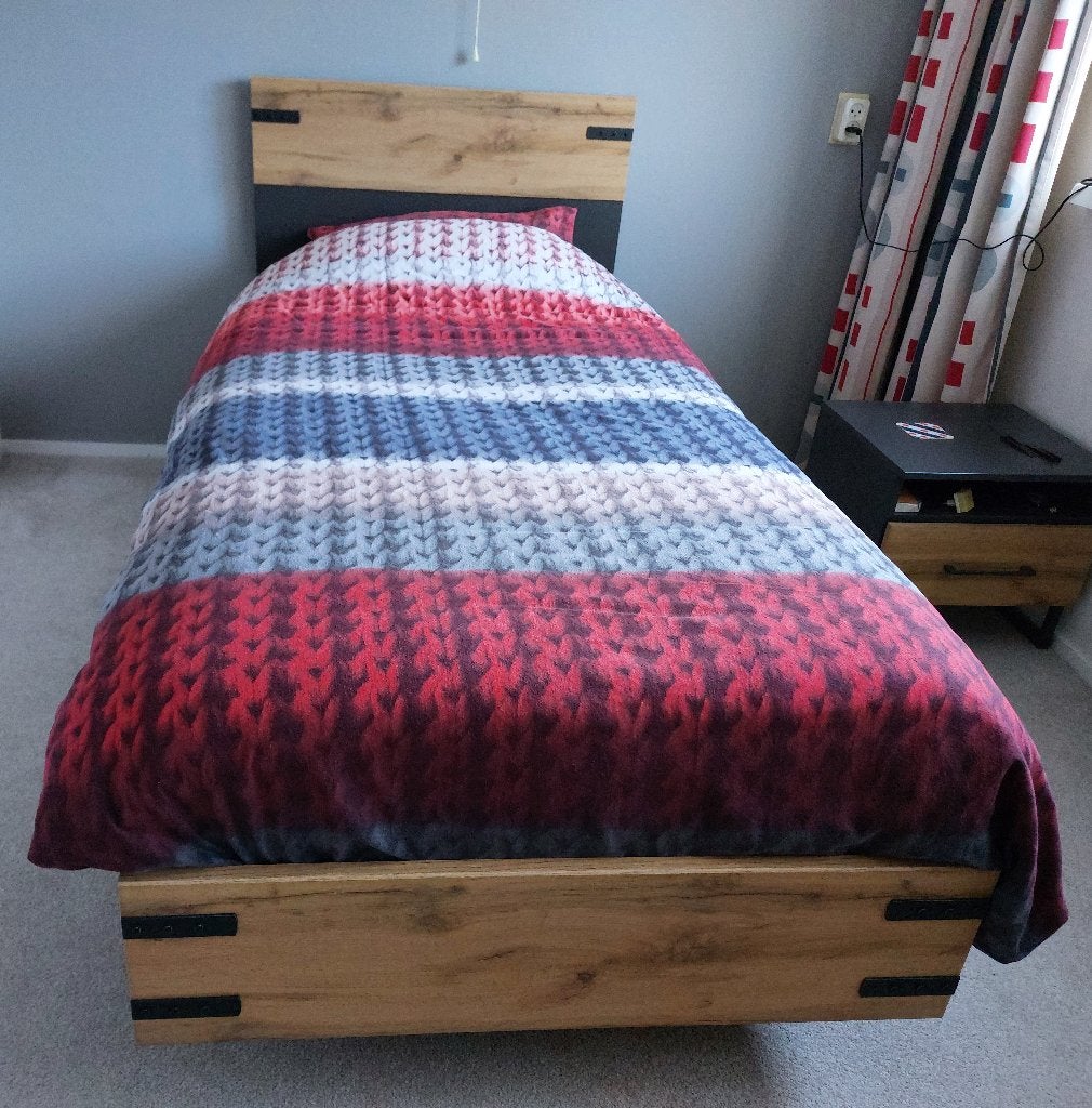 eenpersoonsbed, matras, lattenbodem etc., Ophalen, 90 cm, Zo goed als nieuw, 200 cm
