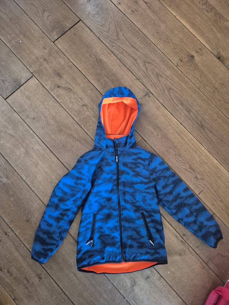 Blauwe softshell jas met oranje voering - maat 134/140, Kinderen en Baby's, Kinderkleding | Maat 134, ID Code, Ophalen of Verzenden