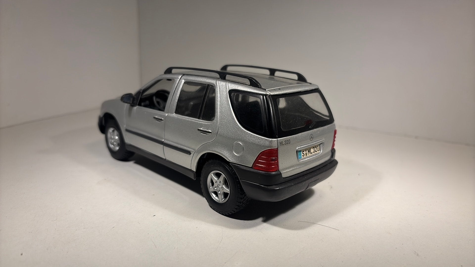 Mercedes benz ml320 maisto 1.24, Hobby en Vrije tijd, Modelauto's | 1:24, Maisto, Ophalen of Verzenden, A, A