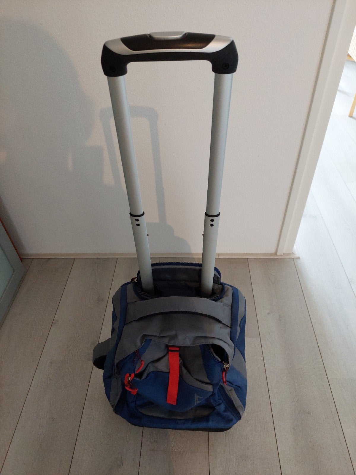 Blauwe/ grijze trolley  met uitschuifbare handgreep, Ophalen, Gebruikt, Blauw, 35 tot 55 cm