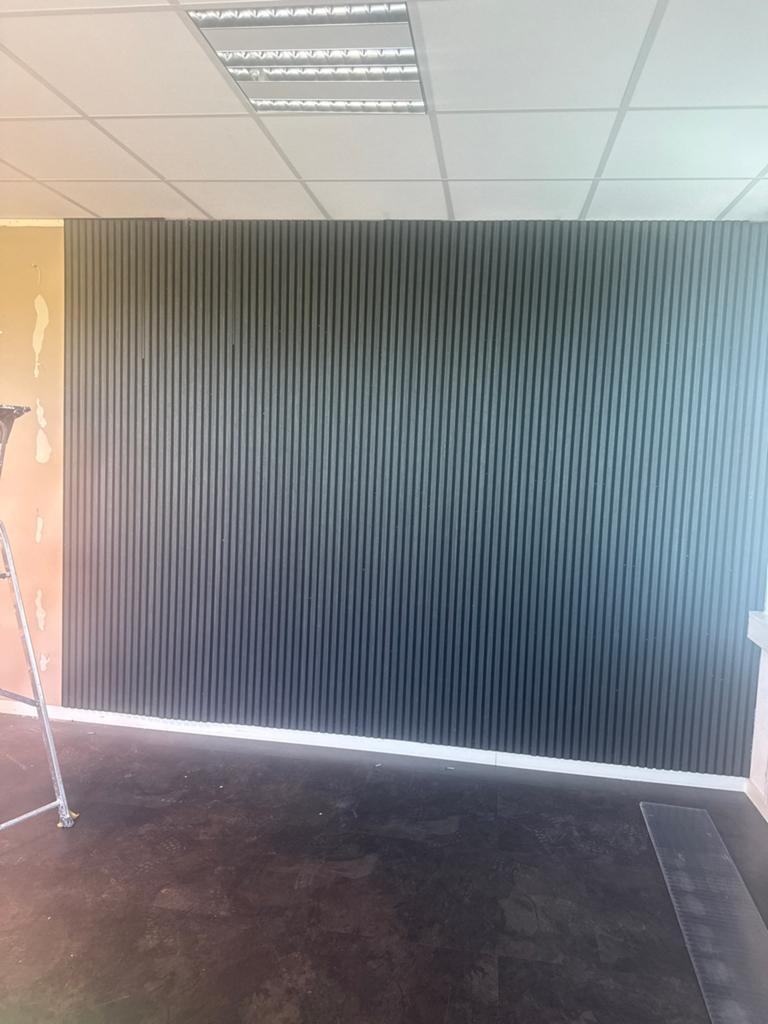 Zwarte houten lattenwand panelen 20 stuks 30x260, 25 tot 50 mm, Ophalen of Verzenden, Zo goed als nieuw, Plank