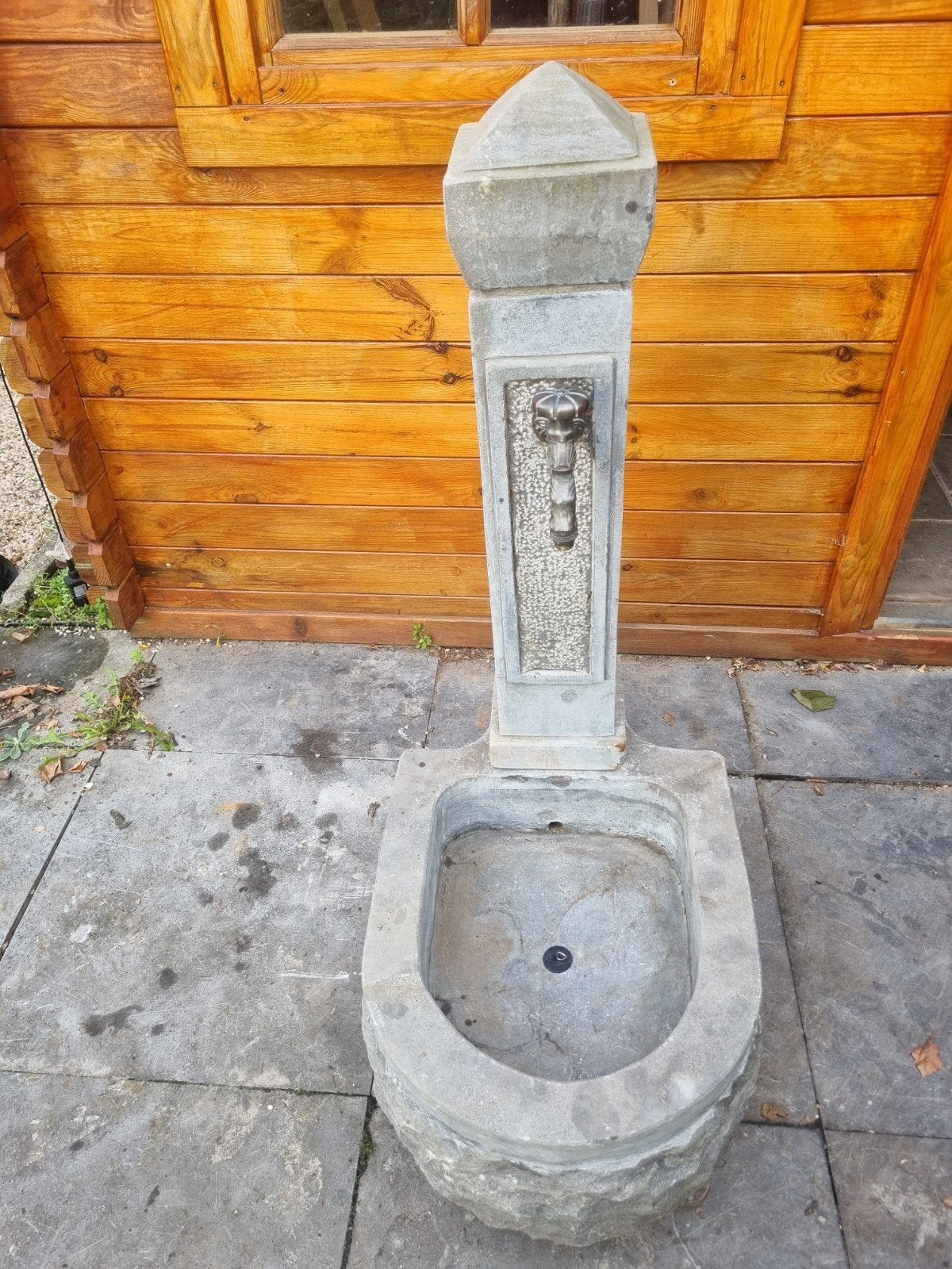 Antieke stenen fontein met waterornament, Ophalen, Gebruikt, Graniet, Fontein