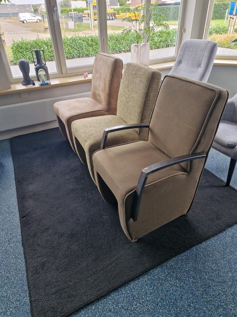 Drie stoelen in verschillende kleuren, Ophalen, Gebruikt, Bruin, Drie