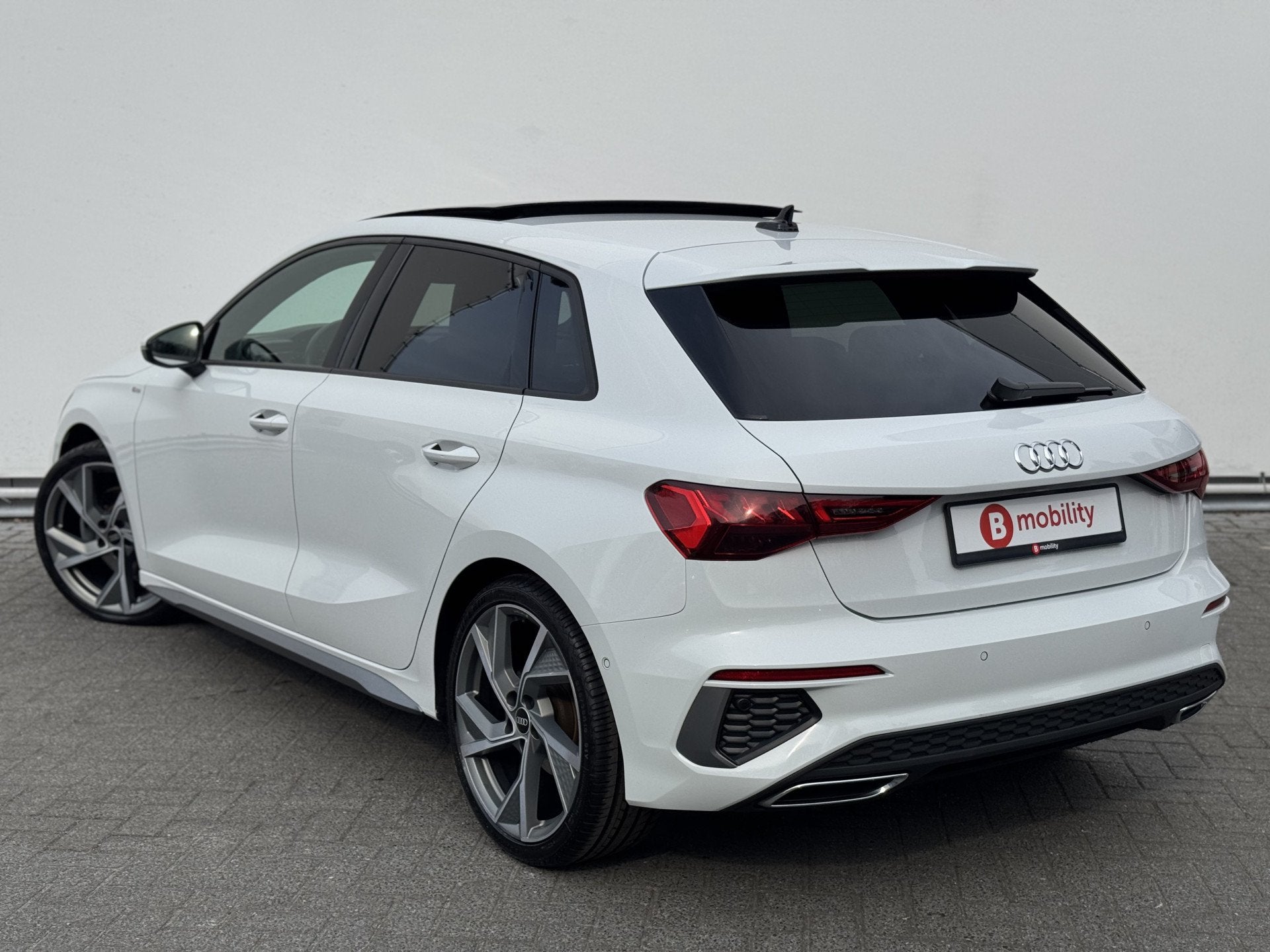 Audi A3 Sportback 35 TFSI 150Pk! Edition One S-Line Panorama, 4 cilinders, 150 pk, Leder en Stof, Wit