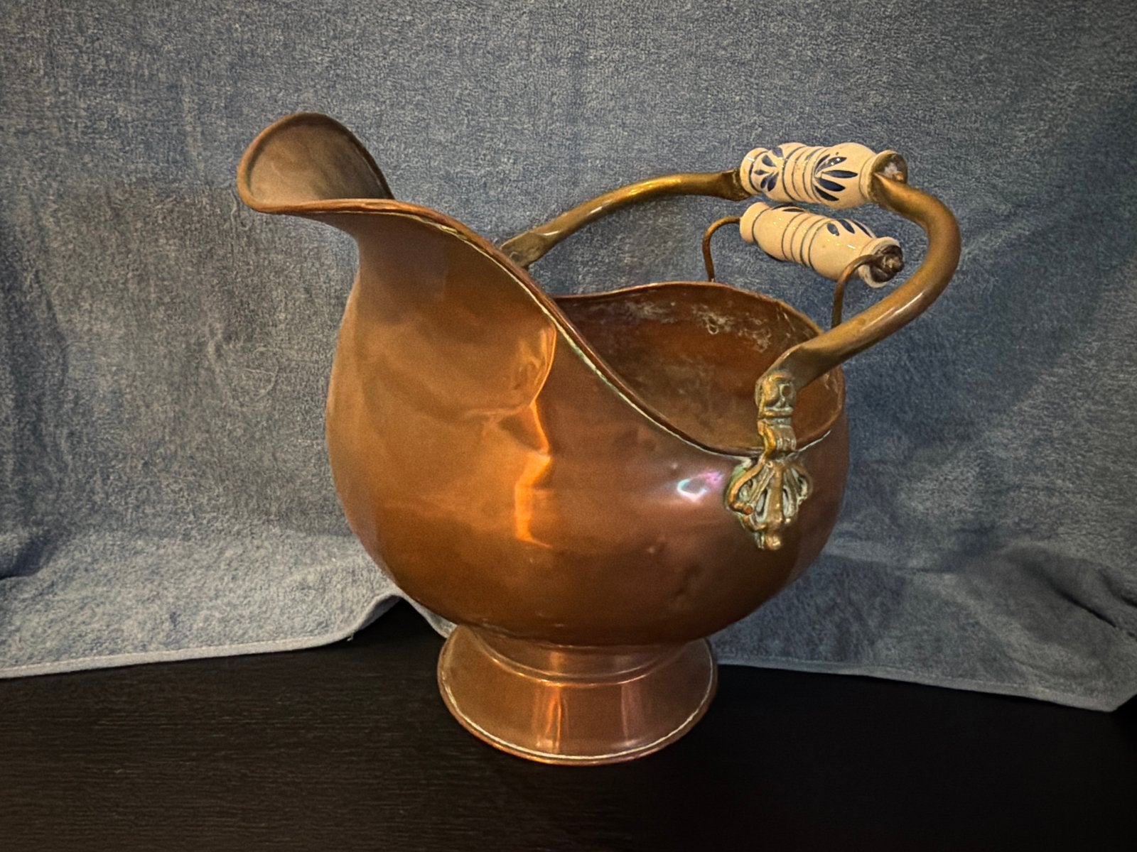 Antieke Koperen Kolenemmer met Porseleinen Handvatten, Ophalen of Verzenden, Koper