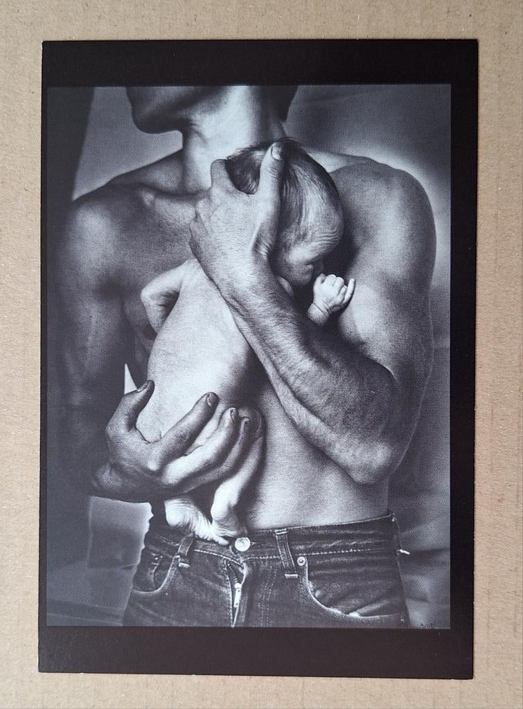 Jan Saudek - The life, 1966. Vader met baby tegen de borst., Ophalen of Verzenden, 1980 tot heden, Ongelopen, Overige thema's