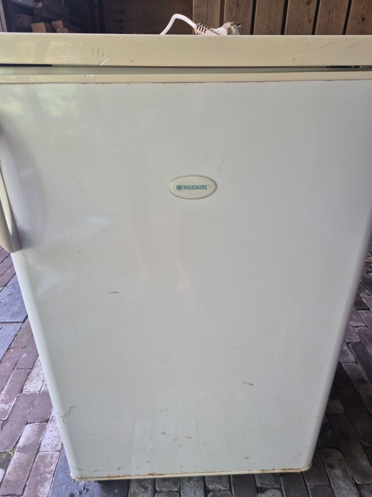 Frigidaire Koelkast - Ideaal voor student of extra koeling, Ophalen, Minder dan 85 cm, Minder dan 75 liter, Zonder vriesvak