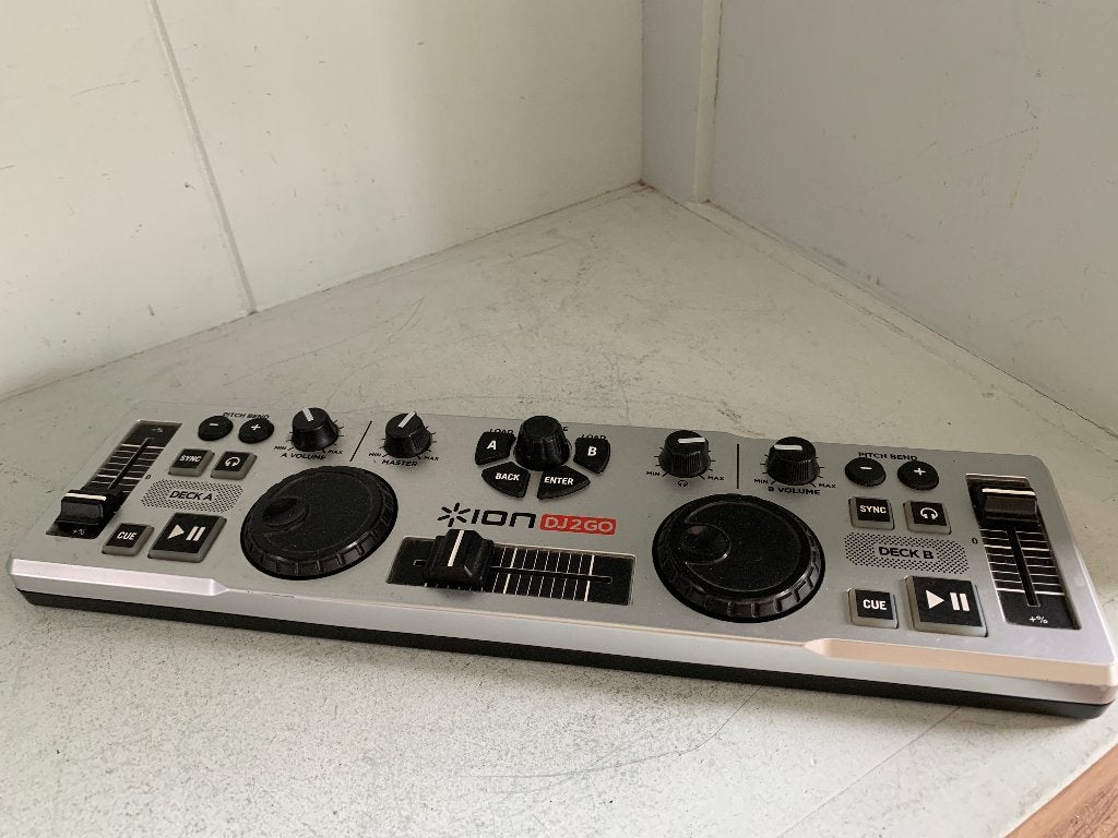 ION DJ2GO Compacte DJ Controller, Ophalen of Verzenden, Zo goed als nieuw, Dj-set, Overige merken