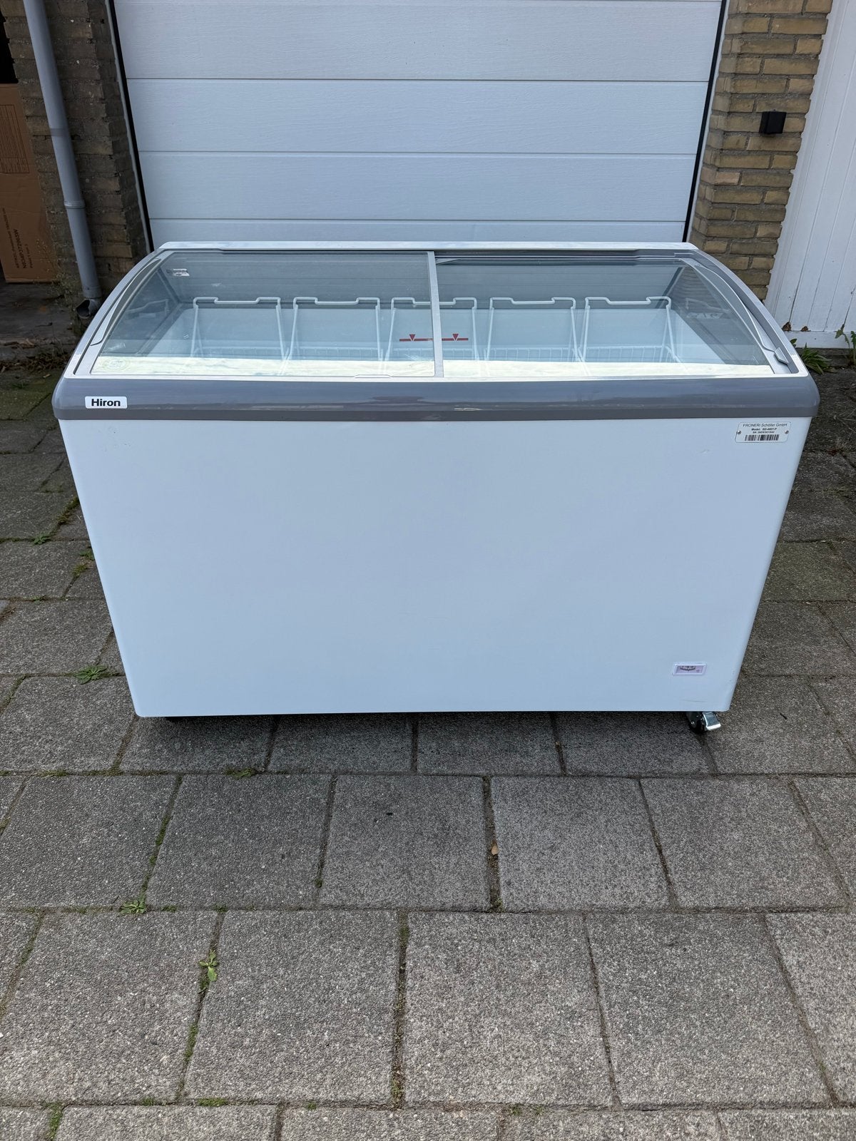 Hiron IJsvriezer met glazen schuifdeksels, Vrieskist, Gebruikt, Minder dan 85 cm, Vrijstaand