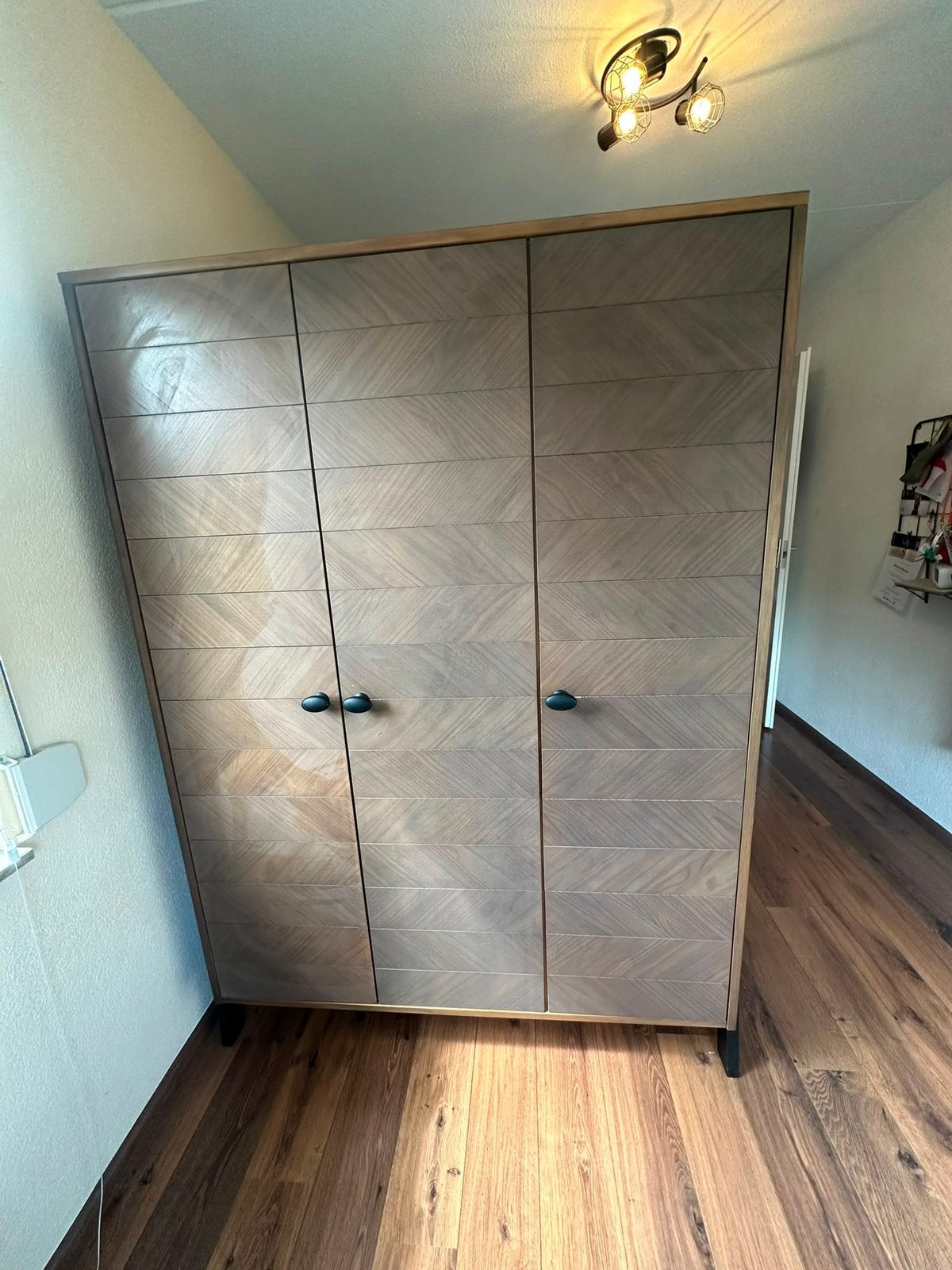 Kledingkast modern met vissengraat patroon, Ophalen, Met deur(en), Gebruikt, 100 tot 150 cm
