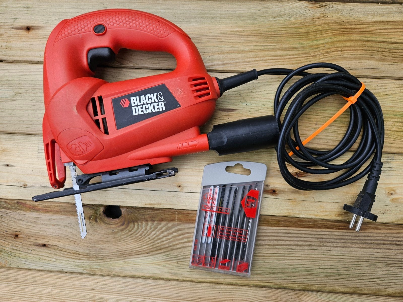 Black en Decker decoupeerzaag met zaagbladen, Doe-het-zelf en Verbouw, Gebruikt, Decoupeerzaag, Ophalen of Verzenden, 30 tot 70 mm
