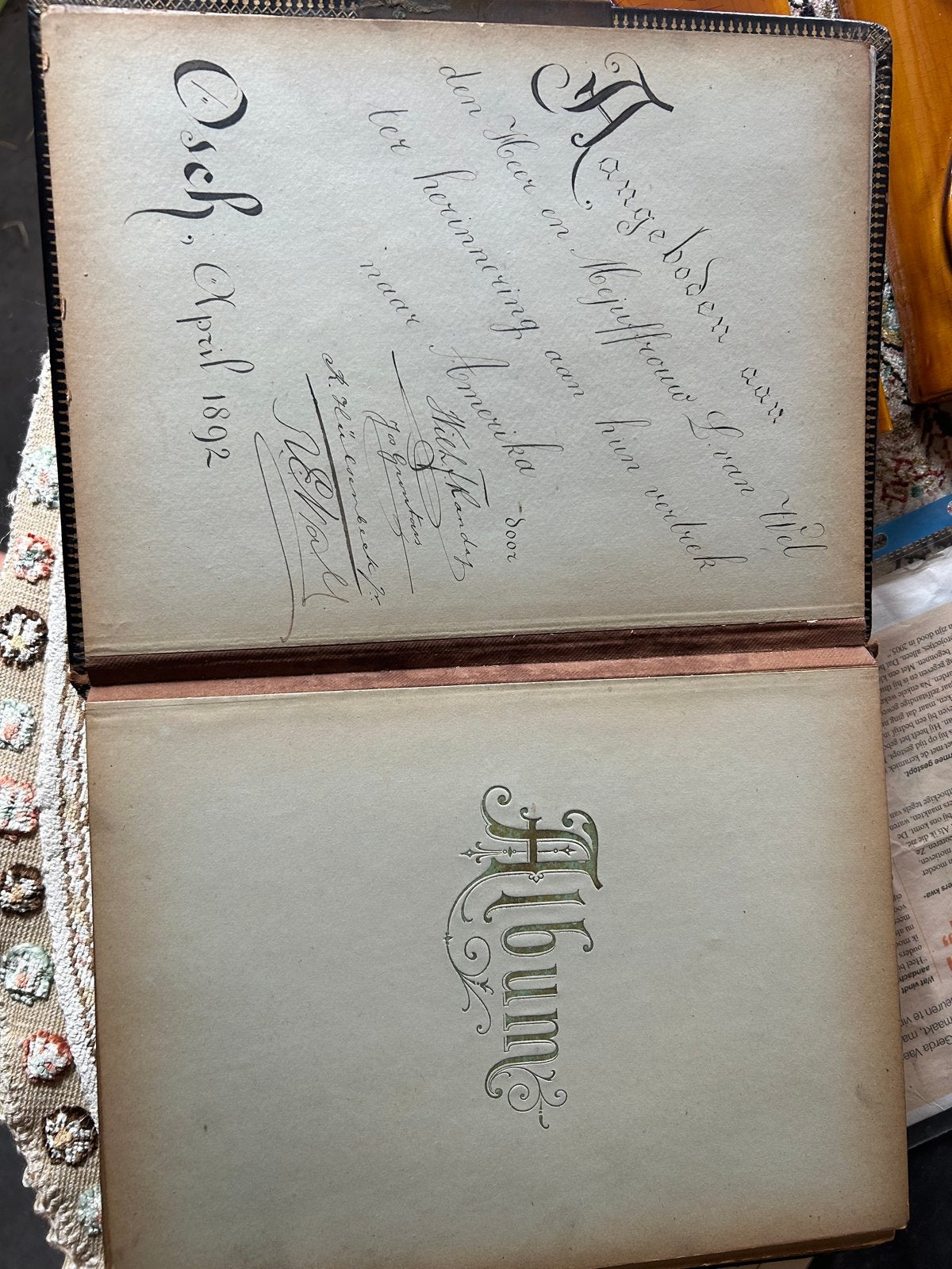 Fotoboek uit 1892 van de fam. Van Wel uit Oss., Ophalen