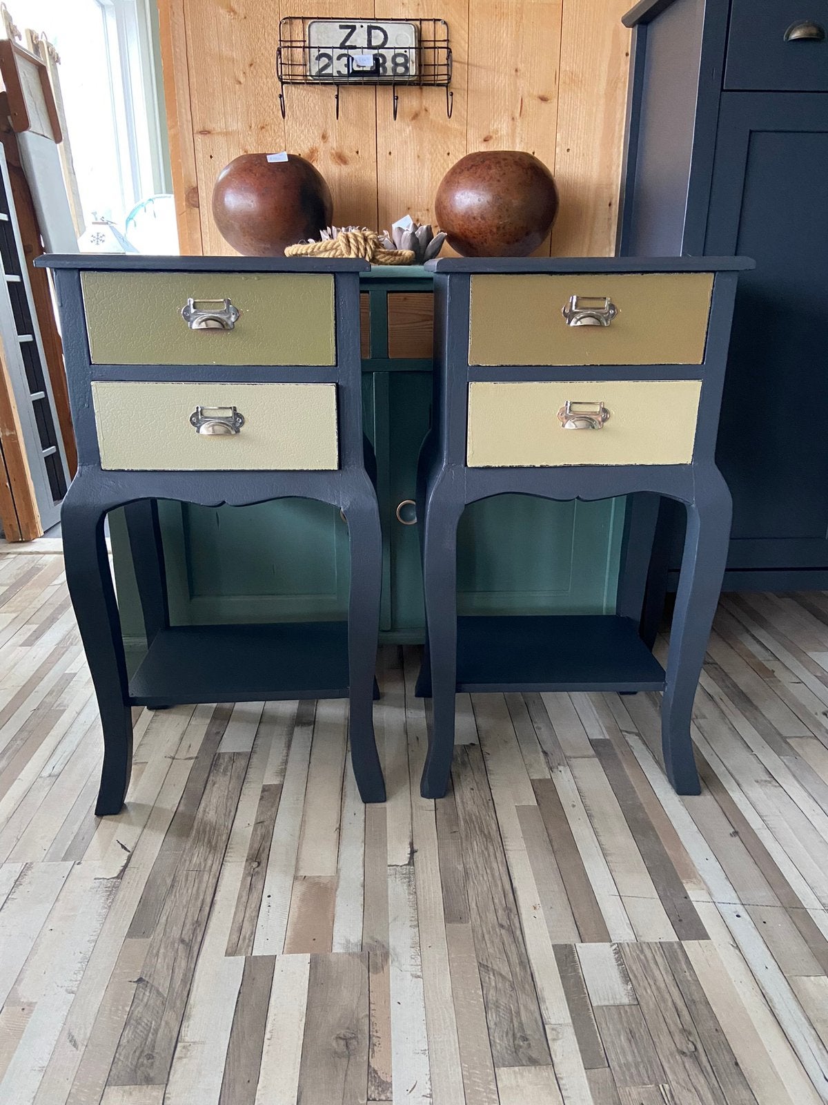 Stoere set oude brocante hoge nachtkastjes queen ann., Ophalen