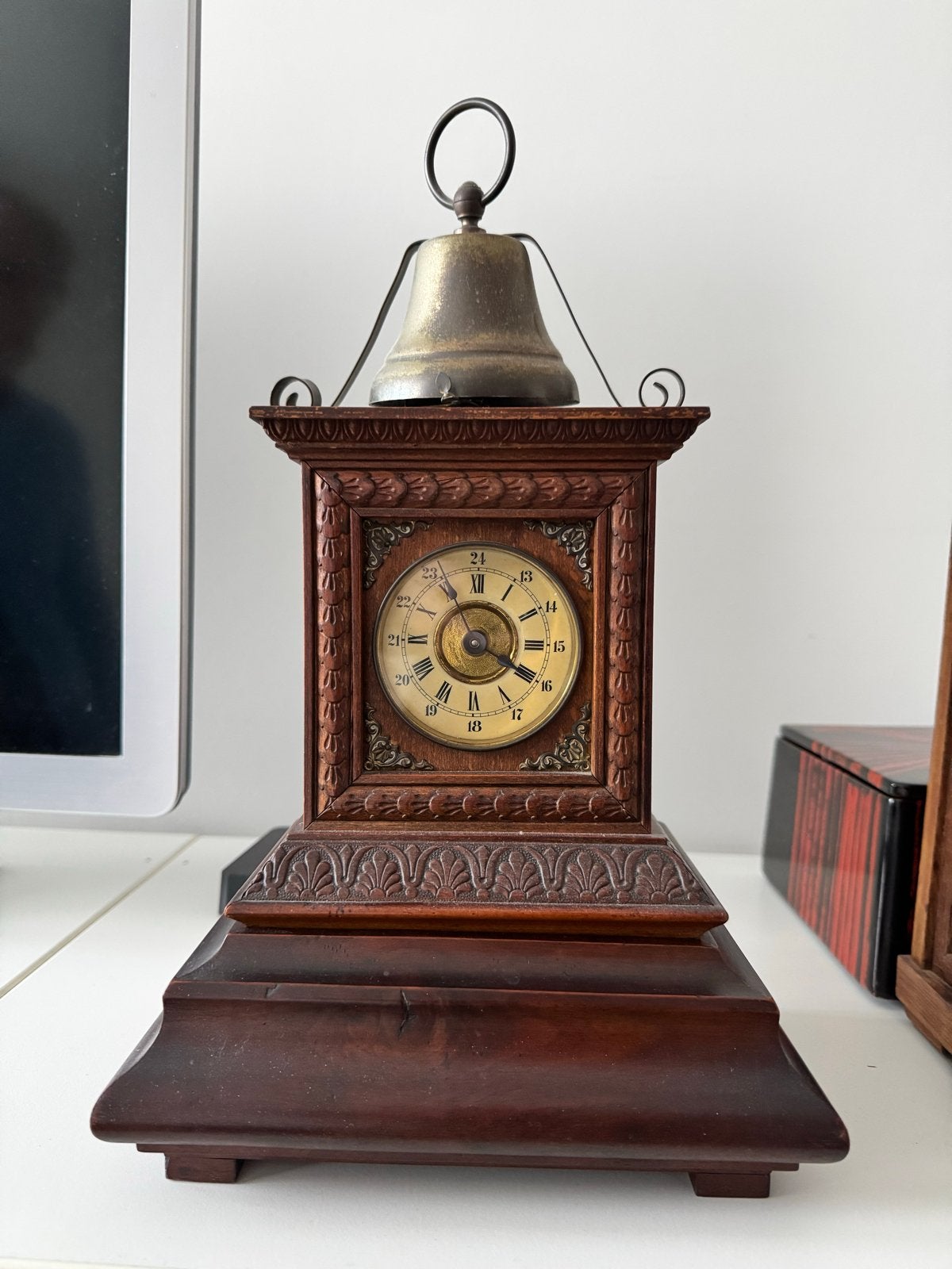 Antieke Houten Tafelklok met Bel, Ophalen