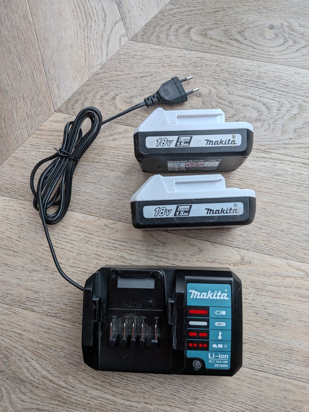 Makita acculader DC18WA met 2x 18V 1.5Ah accu's, Ophalen of Verzenden, Gebruikt