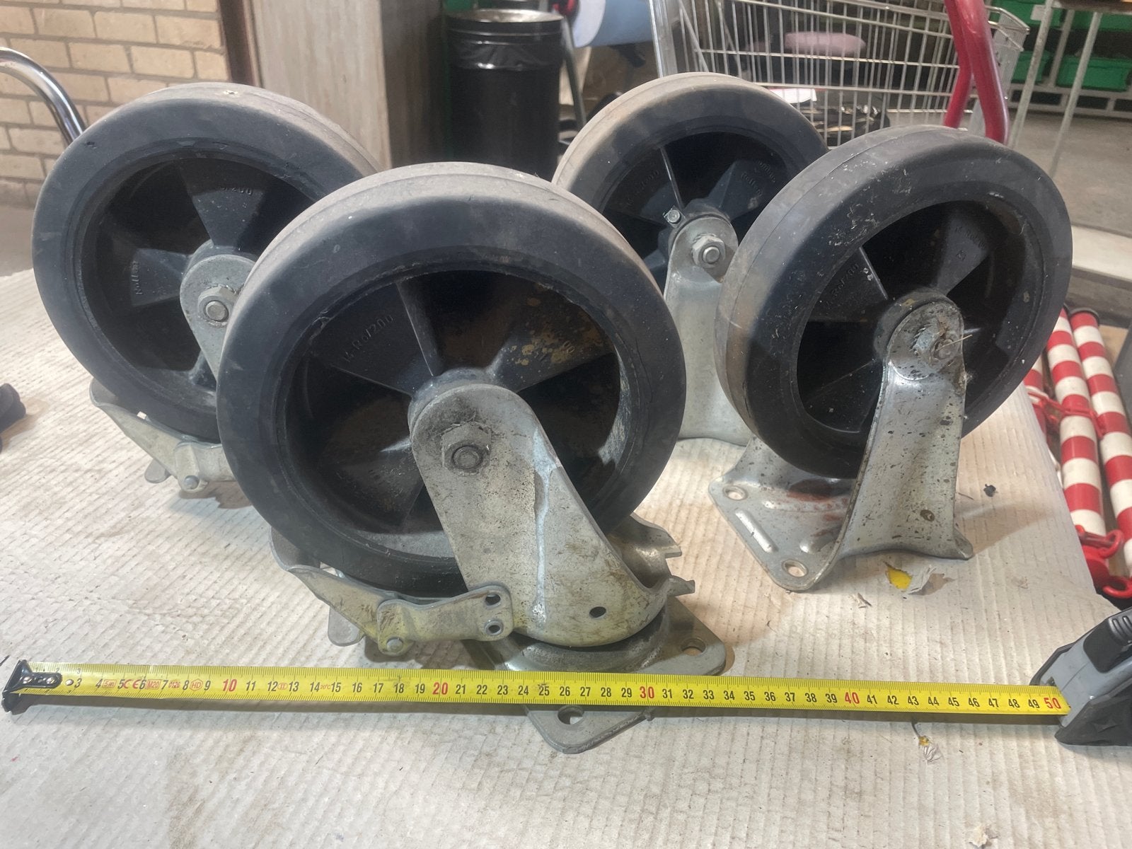 4 zware industriële wielen, 2 zwenk volrubber Rhombus, Ophalen, Gebruikt