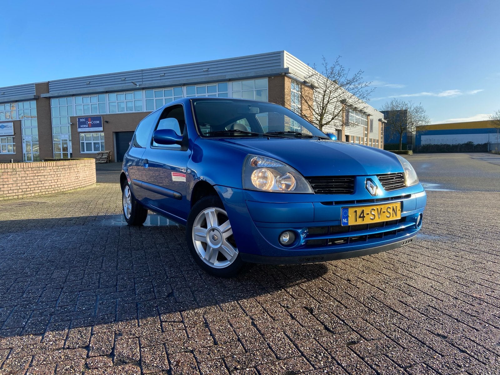 Renault Clio 1.2 55KW Autbas E3 2006 Blauw, Auto's, Renault, Voorwielaandrijving, 74 pk, 31 €/maand, Blauw