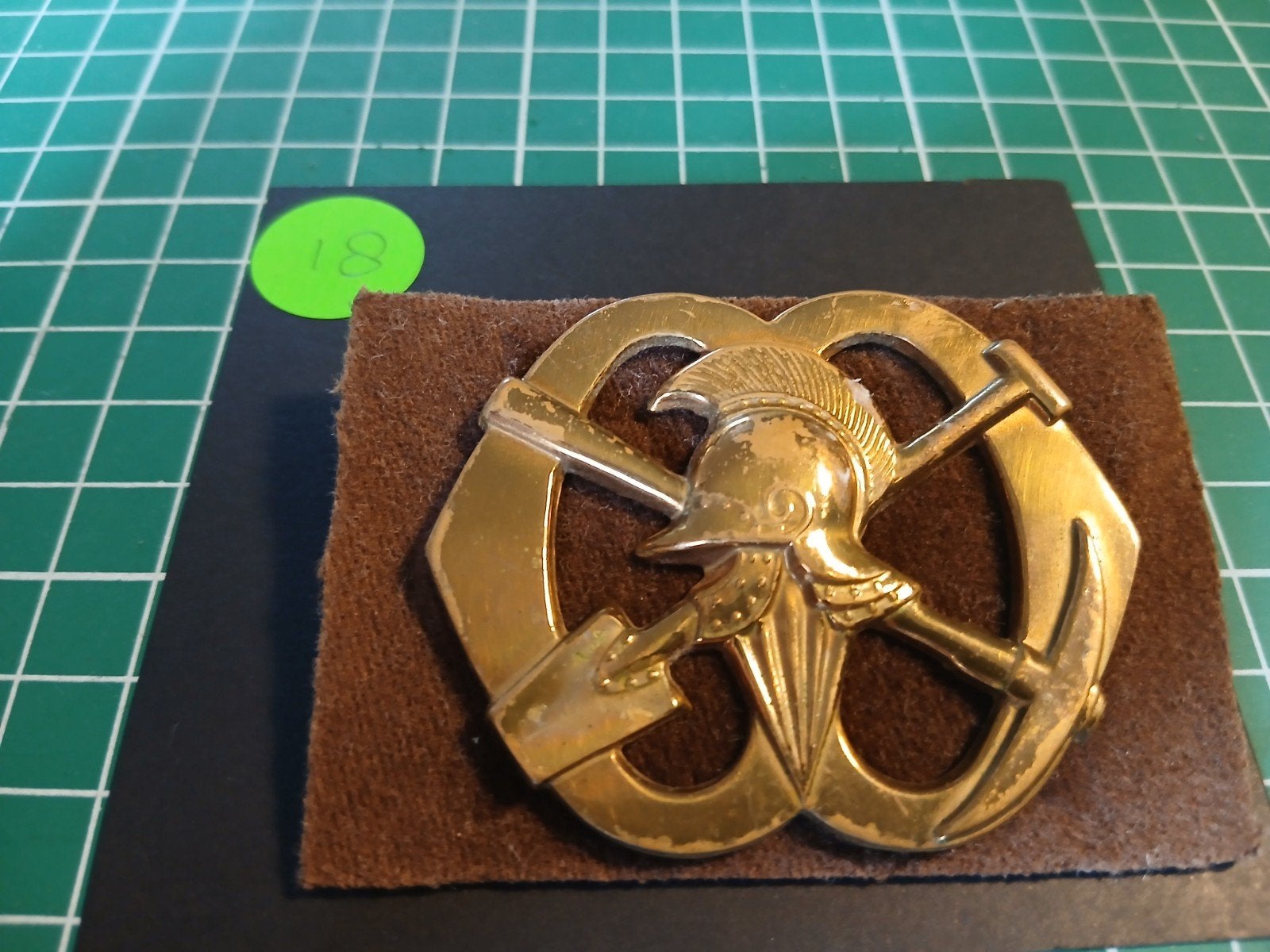 Baretembleem Genie Pioniers, Ophalen of Verzenden, Landmacht, Nederland, Embleem of Badge