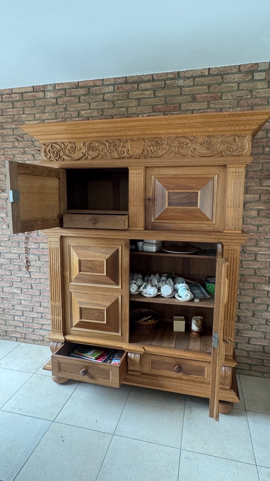 Prachtige massief eiken kussenkast met houtsnijwerk, Antiek en Kunst, Antiek | Meubels | Kasten, Ophalen