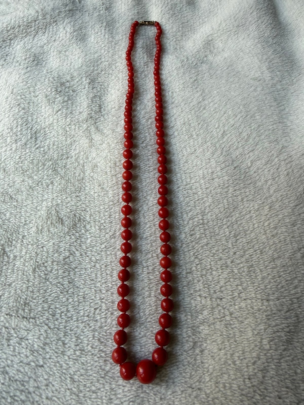 Vintage bloedkoraal ketting met gouden sluiting (9k - 375), Ophalen, Gebruikt, Rood, Overige materialen