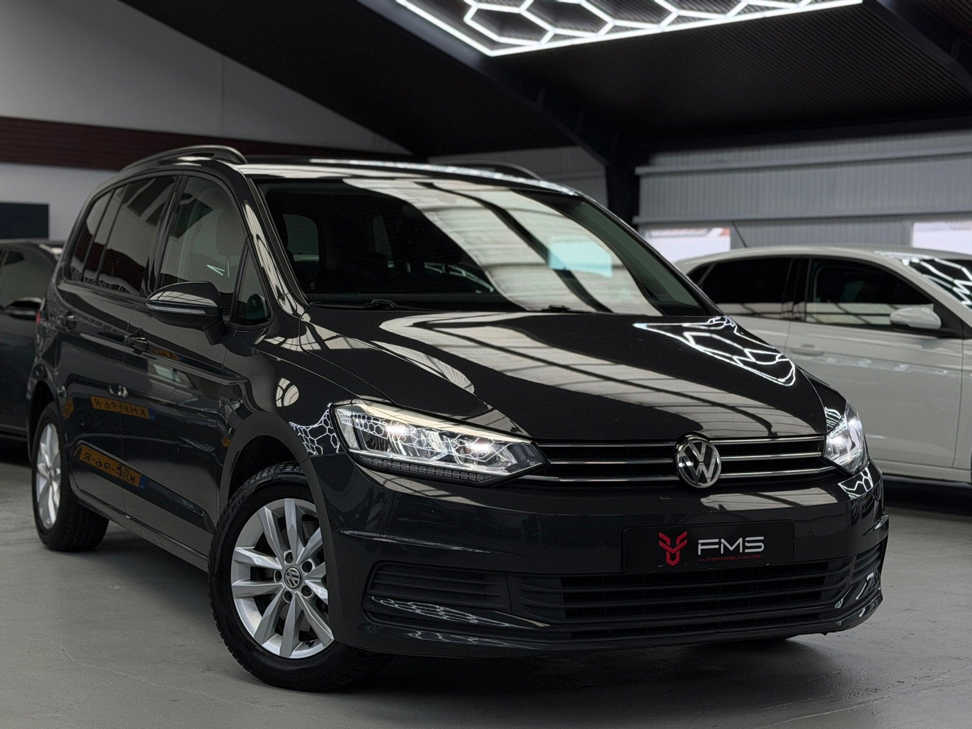 Volkswagen Touran 1.4 TSI Highline 7p CarPlay, Gebruikt, Zwart, 4 cilinders, 7 stoelen