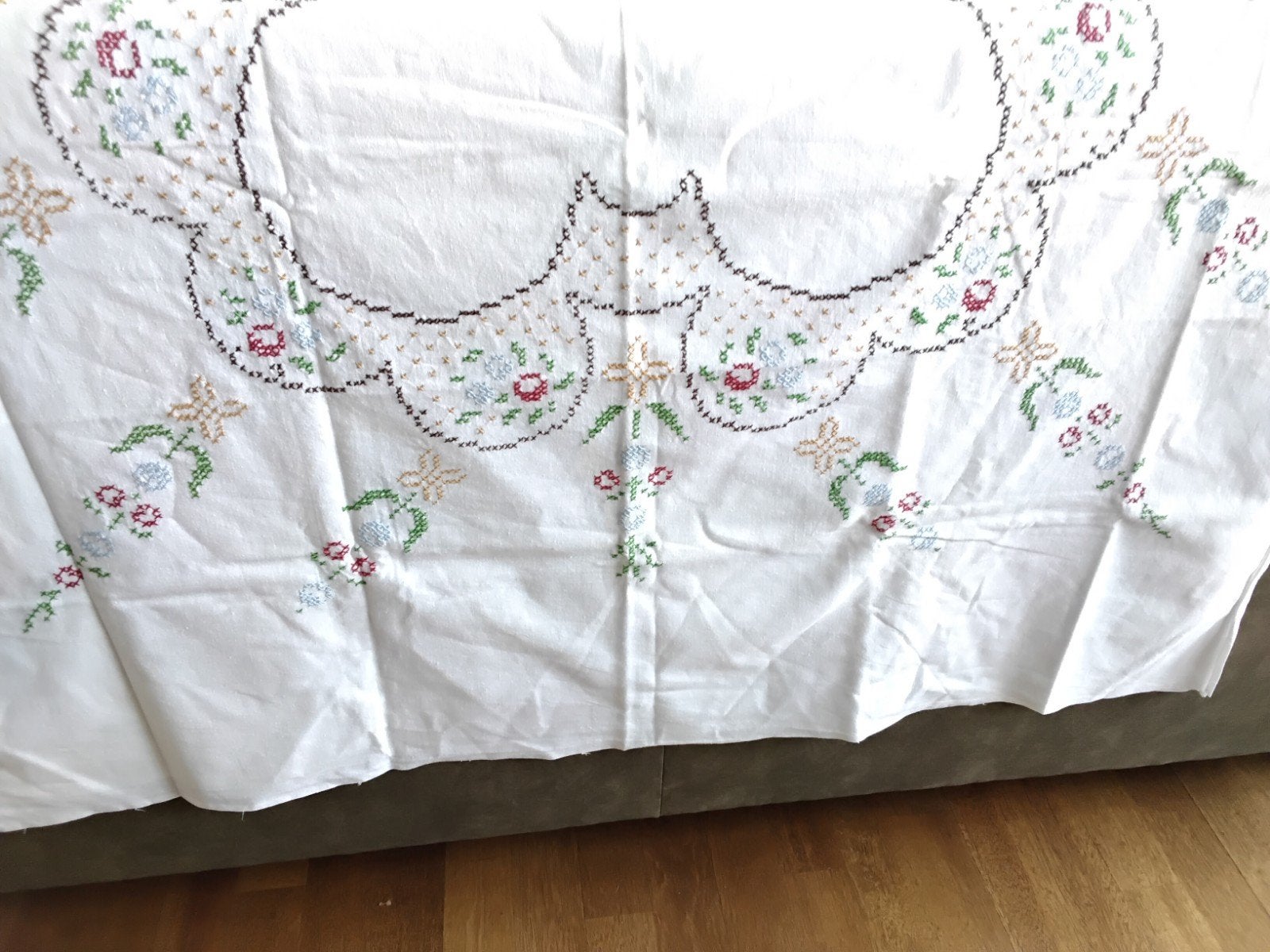 Geborduurd tafellaken tafelkleed wit  kruissteek, Huis en Inrichting, Keuken | Textiel, Ophalen of Verzenden, Zo goed als nieuw