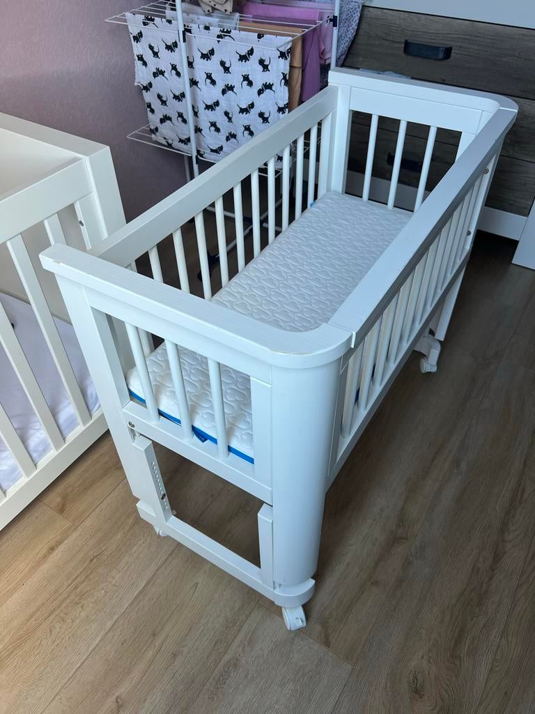Witte houten co-sleeper met matras, Kinderen en Baby's, Babywiegjes en Ledikanten, Gebruikt, Wieg, Ophalen