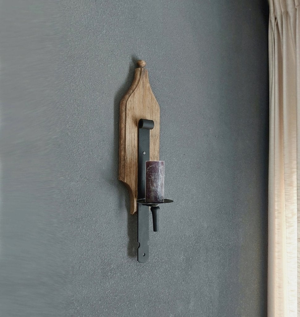 Wandkandelaar van gesmeden scharnier en oud hout snijwerk, Verzenden, Nieuw, Kandelaar, Hout